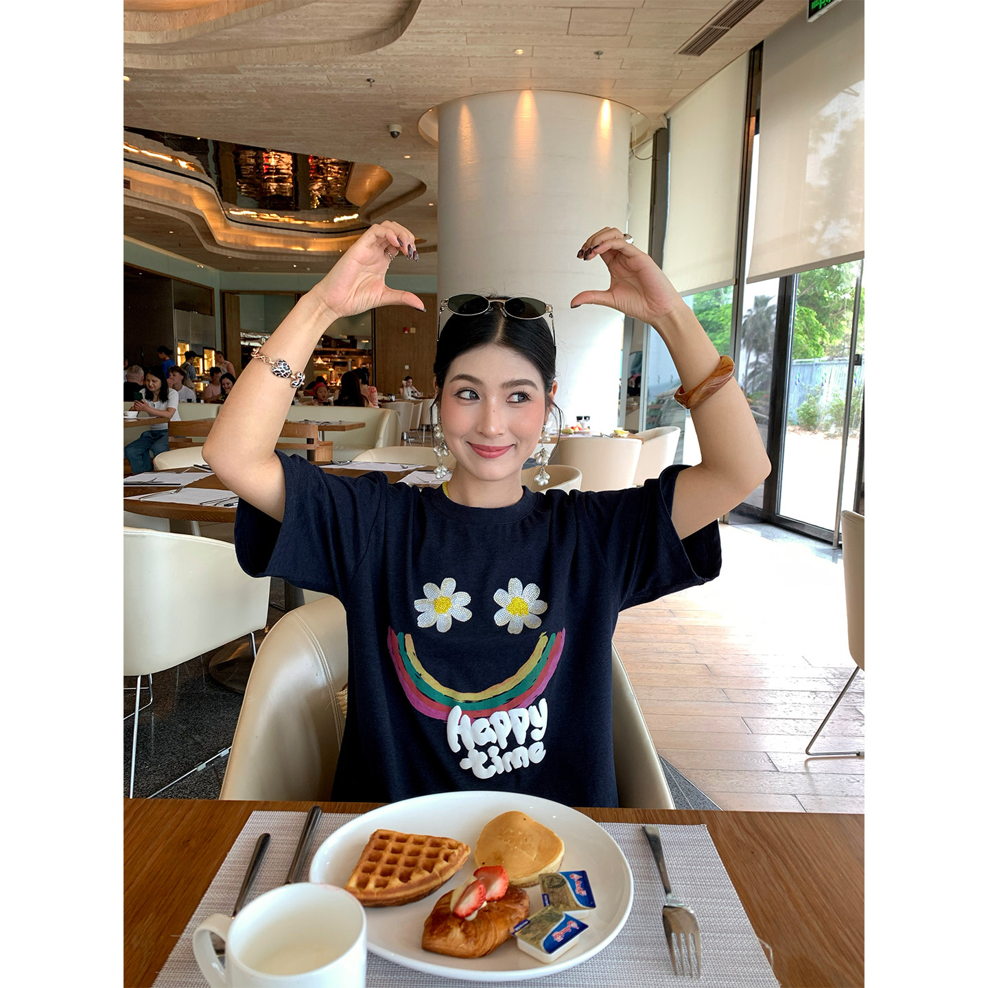 今屿花花 今年流行的漂亮女装2026新款藏青色印花短袖T恤夏季穿搭 - 实物图