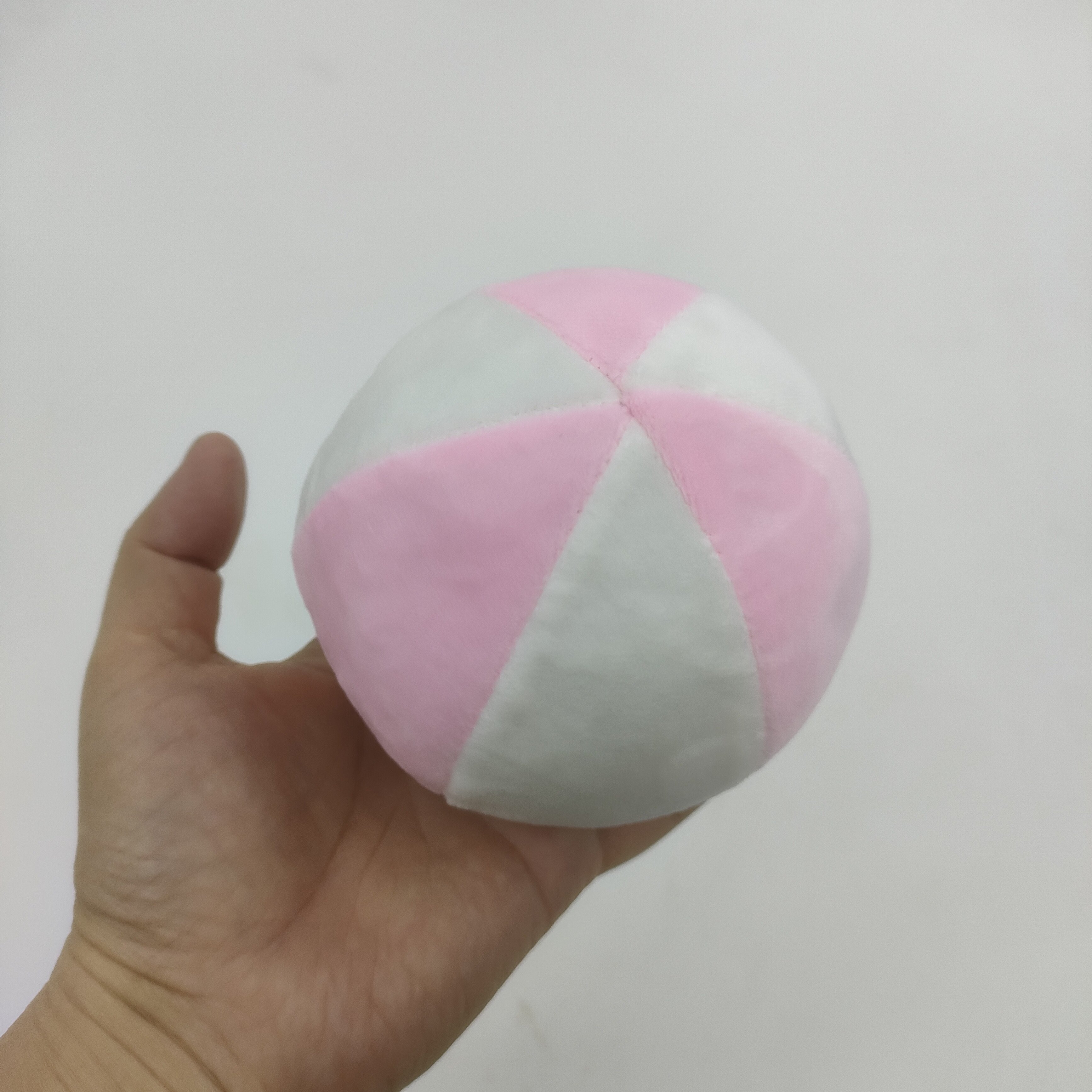10cm粉白色毛绒球玩具道具定制各种大小印文字广告语公司游戏玩具