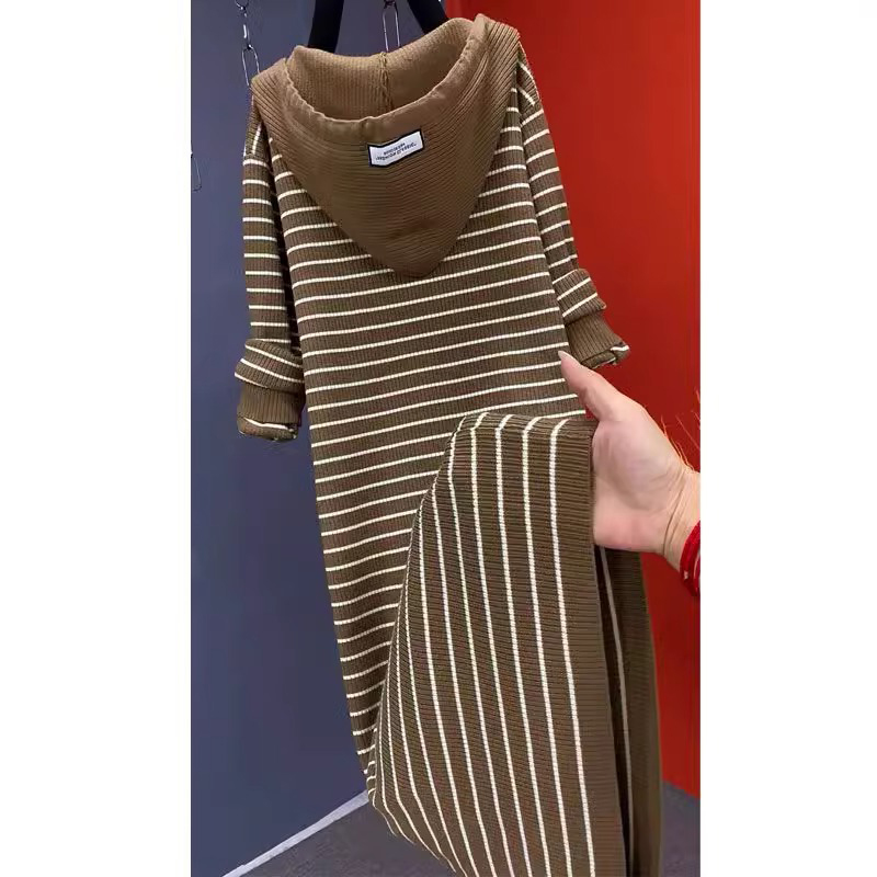 针织连衣裙女秋冬季2025新款显瘦中长款内搭连帽条纹毛衣打底裙子