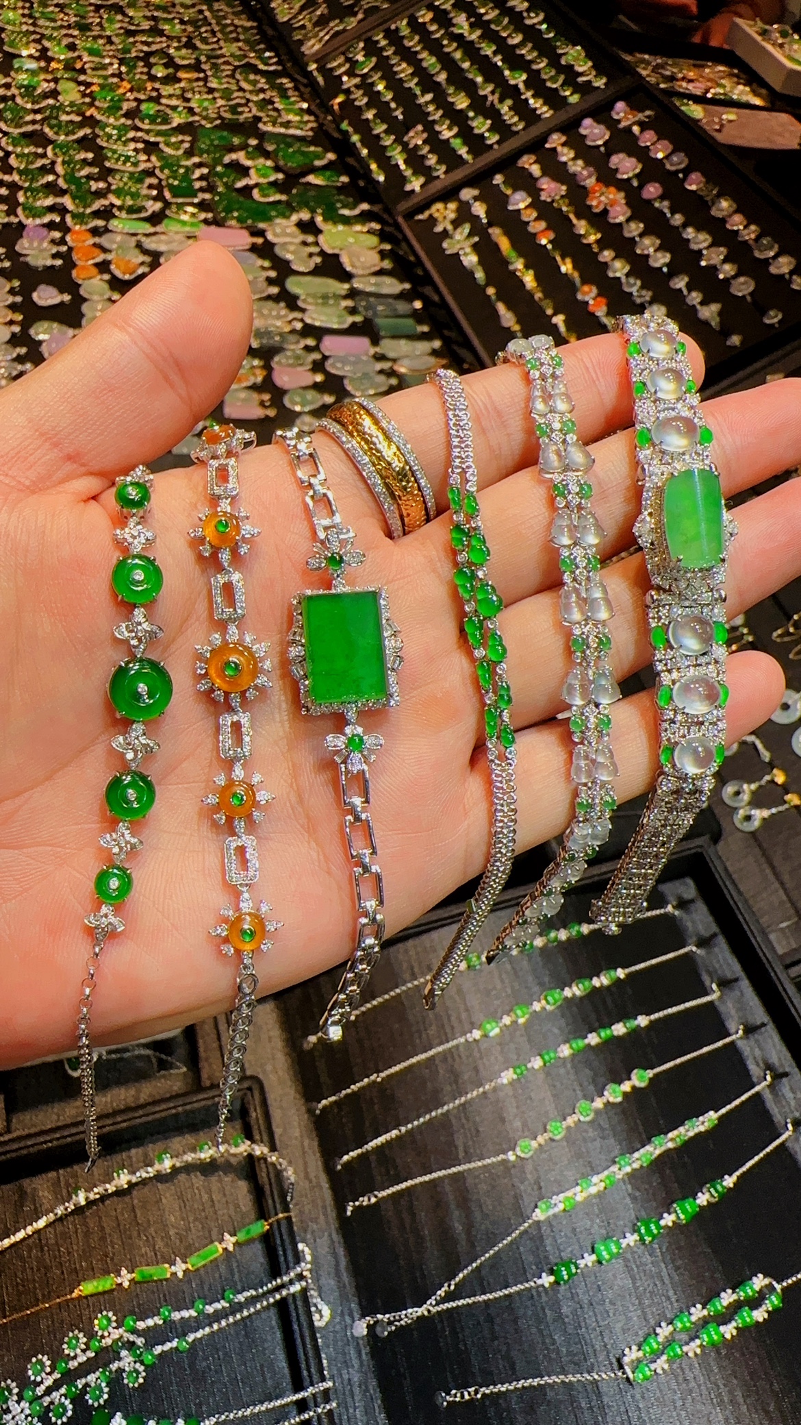 冰种阳绿帝王绿翡翠手链 缅甸动物椭圆蛋面18K金钻石镶嵌私人定制