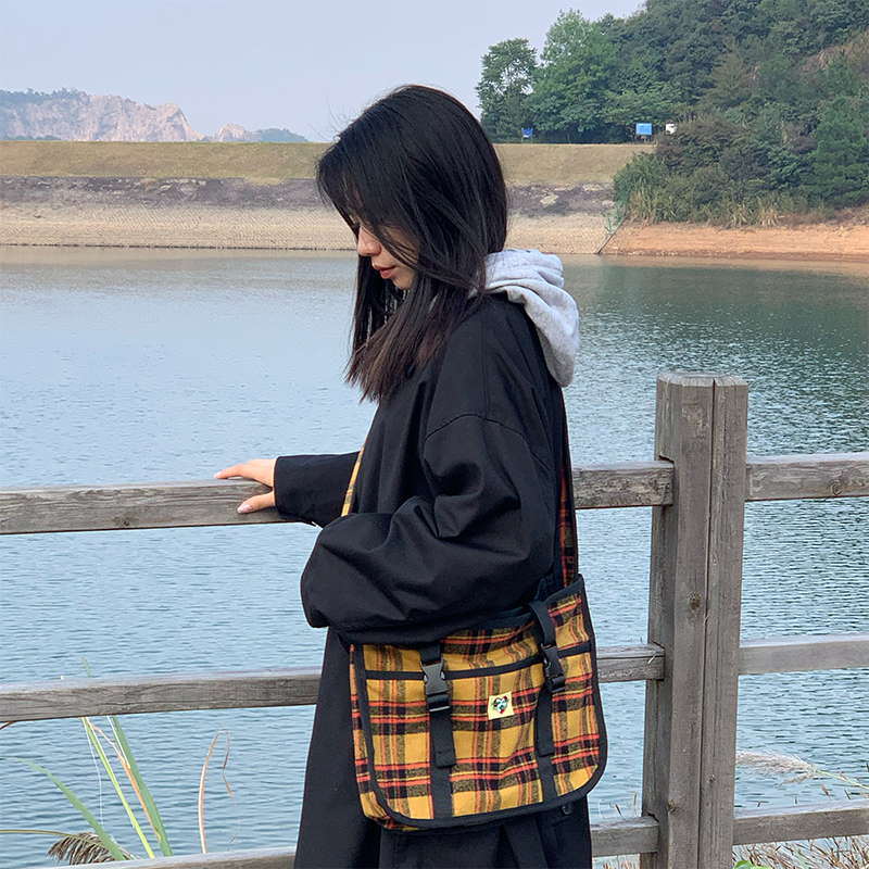 懦夫救星星原创美式学院复古邮差包女学生上课休闲格纹斜挎托特包,箱包皮具/热销女包/男包,通用款女包,淘宝优惠券,粉丝福利购,淘宝优惠卷