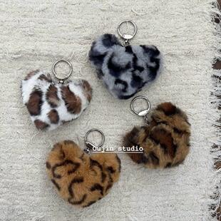韩国ins小众设计时髦秋冬毛绒豹纹爱心挂饰包挂件配件复古钥匙扣
