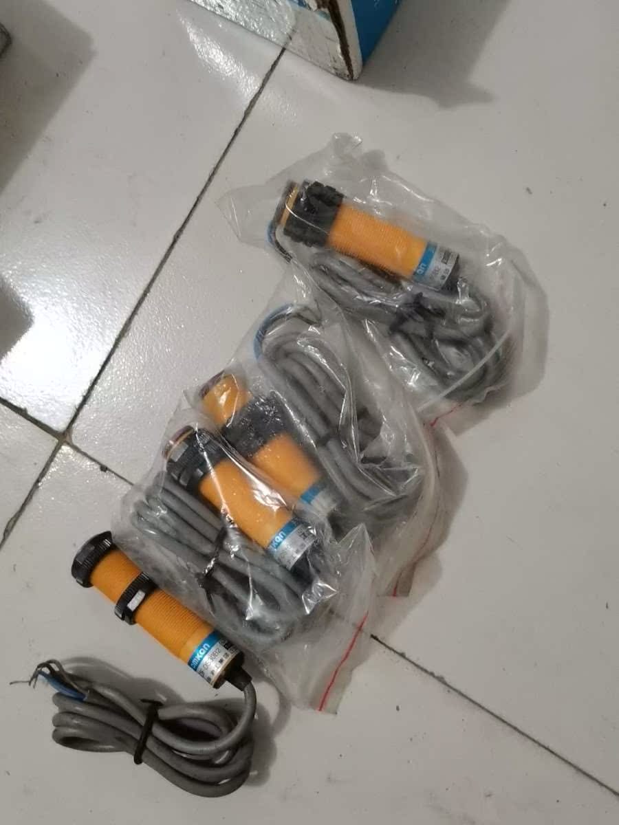 (议价)沪工漫反射红外线光电感应开关E3F-DS30B2/E3