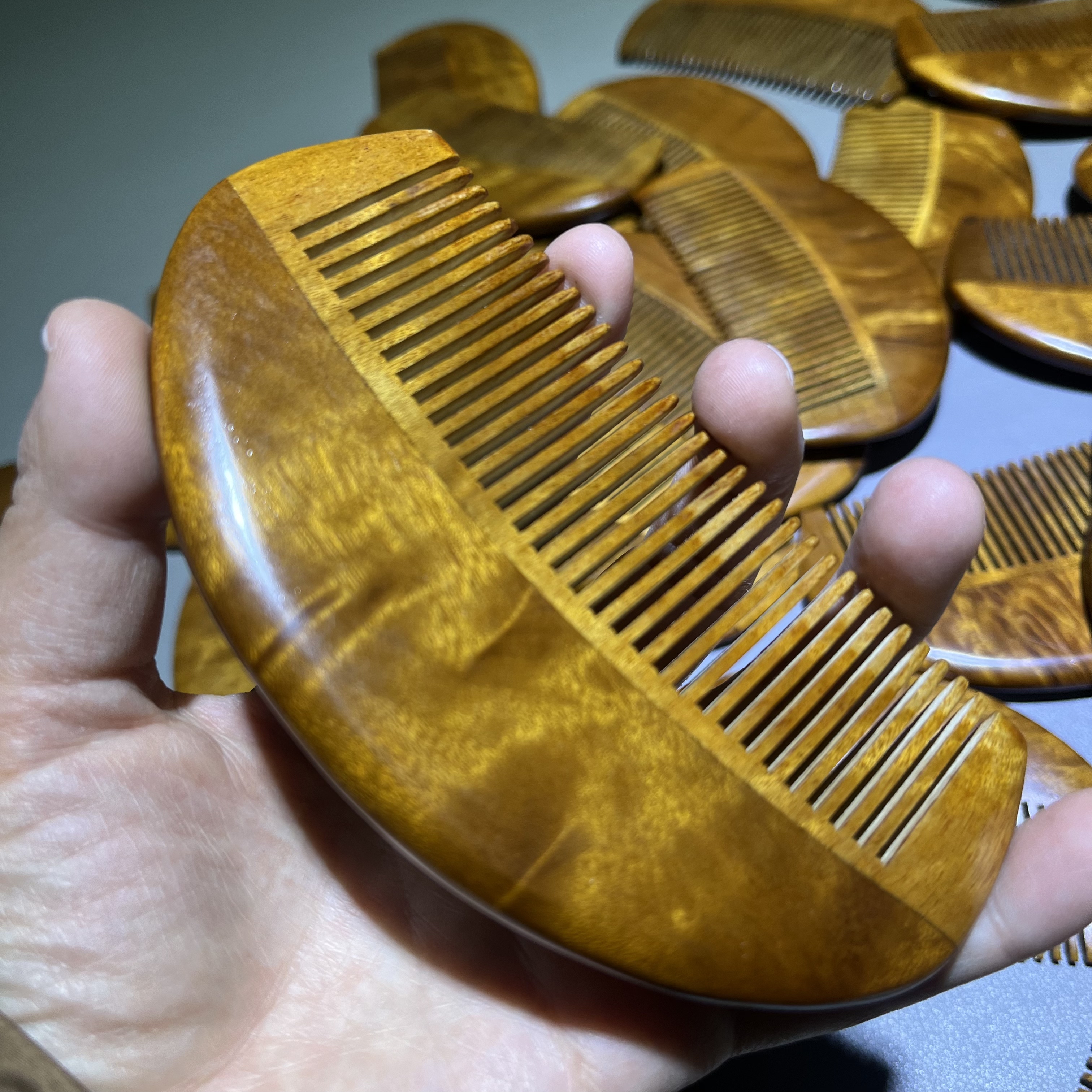 小叶金丝楠木梳子美人梳按摩梳刮痧双用实木工艺礼品情人节礼物