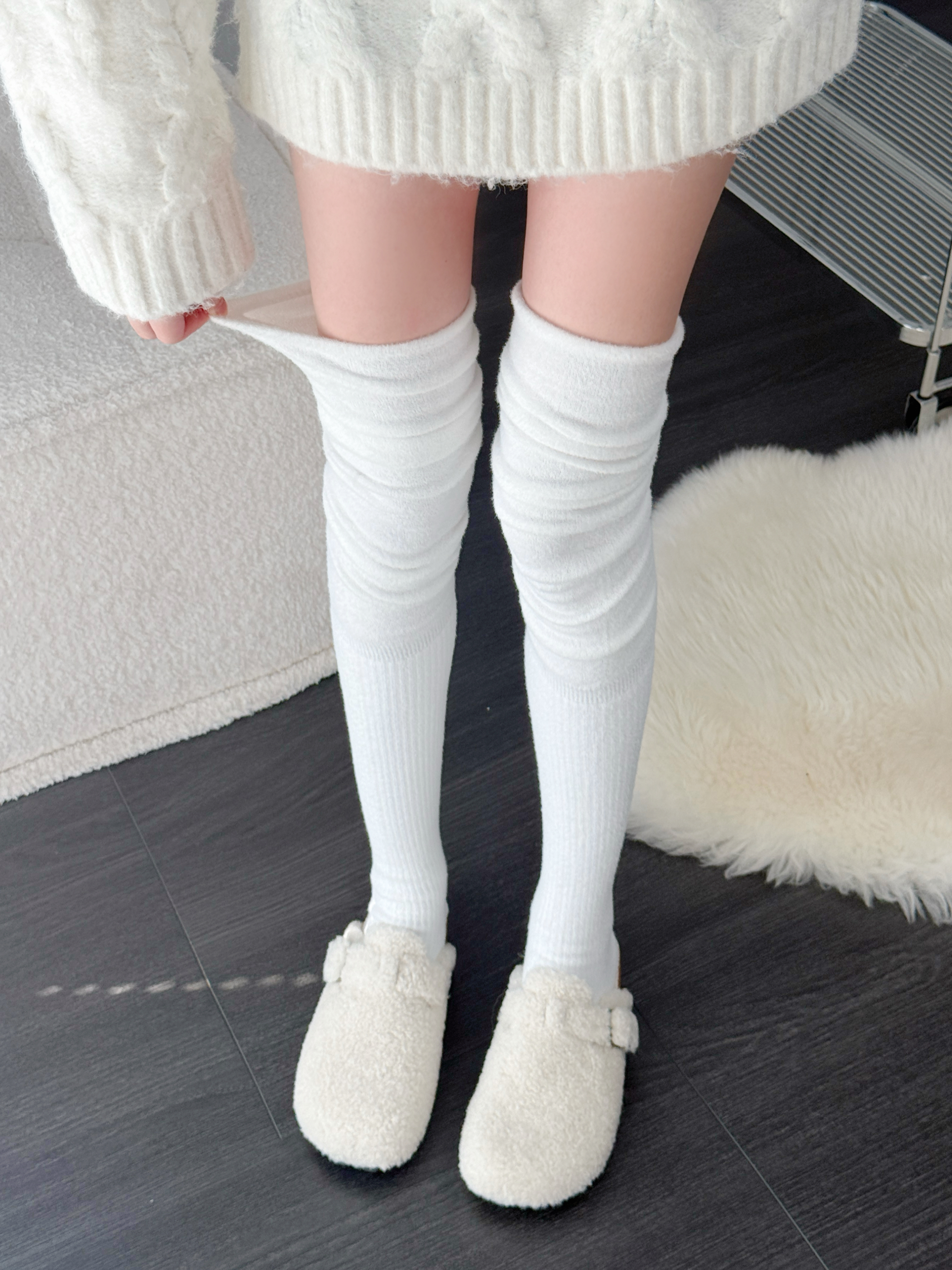 韩雪白毛绒绒过膝长袜