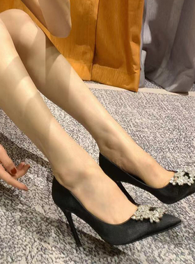 rv高跟鞋女2024年新款春款气质10cm黑色绸缎尖头细跟花瓣方扣水钻