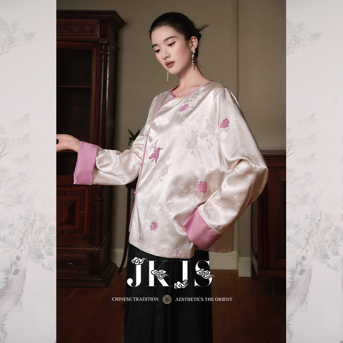 盘扣外套JKJS缎感提花斜襟设计