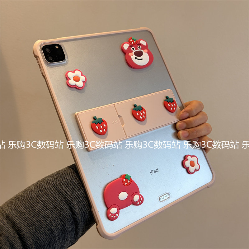 立体草莓熊iPadAir8保护套11代磨砂2026款第10代10.9带支架Air7适用M4/5苹果10.2寸Pro11防弯aipaid9平板后壳