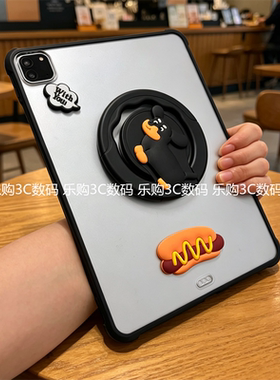 卡通腊肠狗苹果iPadPro11磨砂后壳2026款可旋转air8带支架789代适用10.2寸9.7防弯ipaid5保护套a16十代亚克力