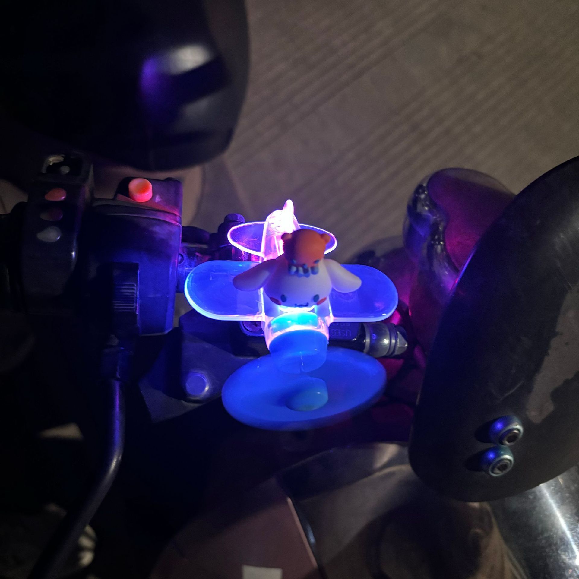 风力发电小飞机发光摆件