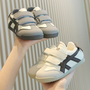 儿童德训鞋魔术贴超火软底阿甘鞋女孩2026春秋男童运动鞋皮面板鞋