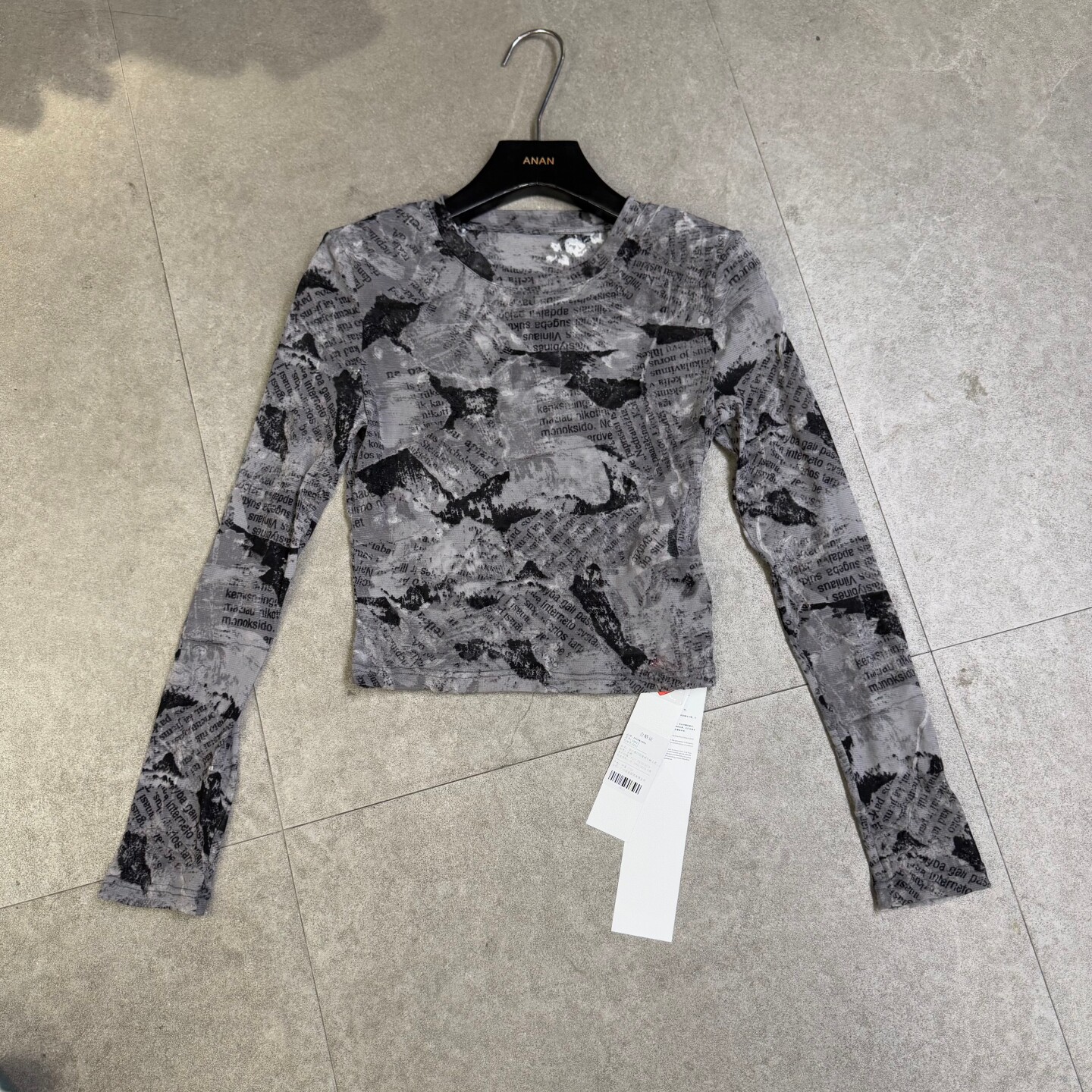 欧洲站2026春季新款植绒字母修身显瘦垫肩长袖T恤女百搭打底上衣