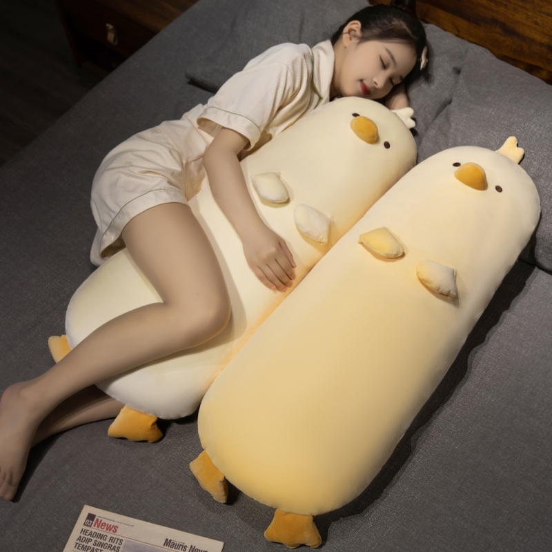 可爱长条枕抱女生睡觉床上