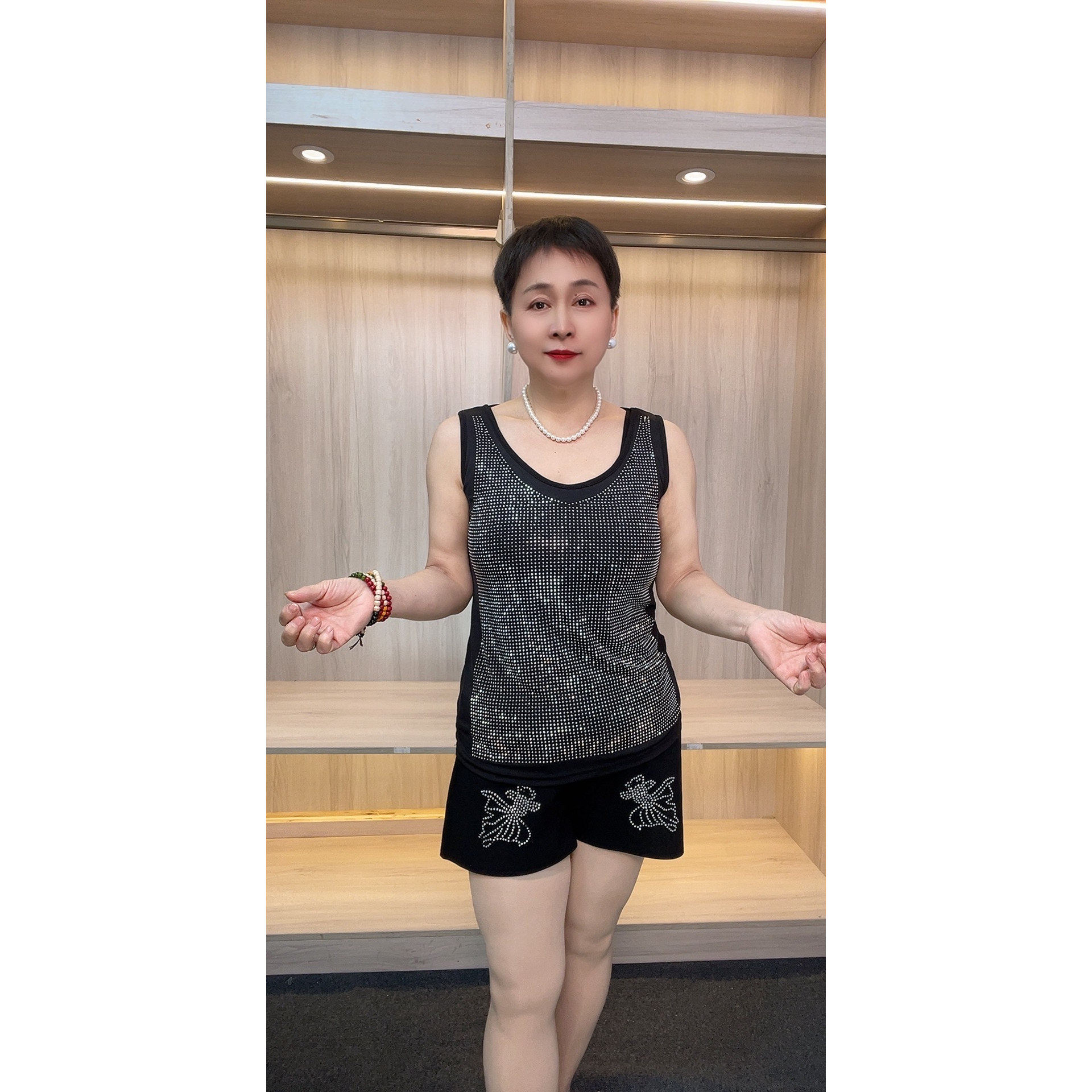 精品时尚带钻打底背心女内搭打底衫美女款百搭纯色显瘦大码