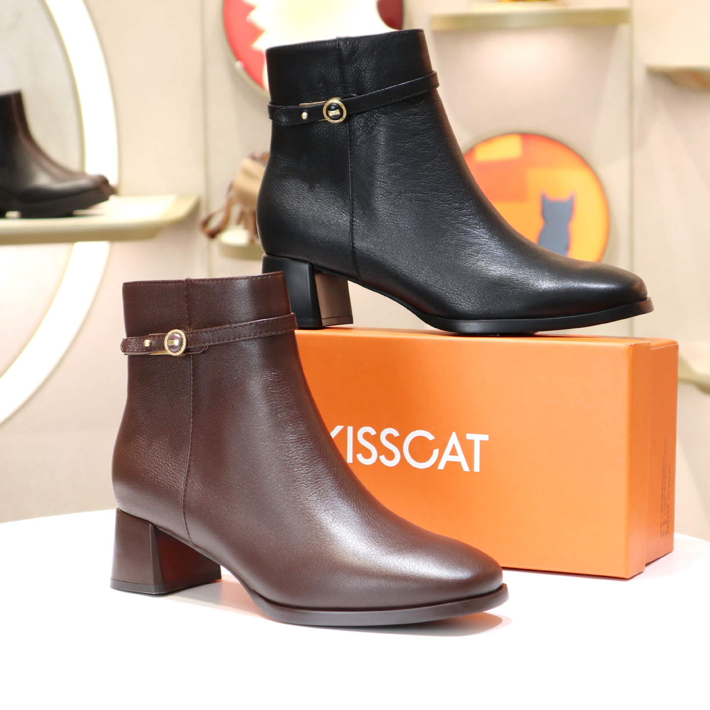 接吻猫真皮尖头粗跟侧拉链女靴子