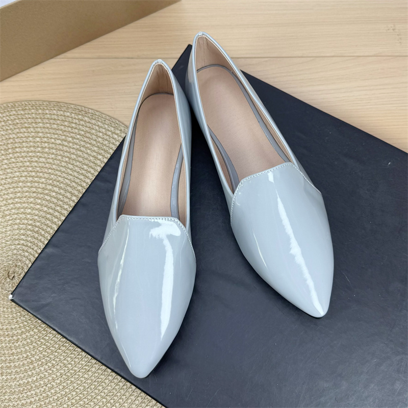 漆皮尖头深口平底乐福鞋