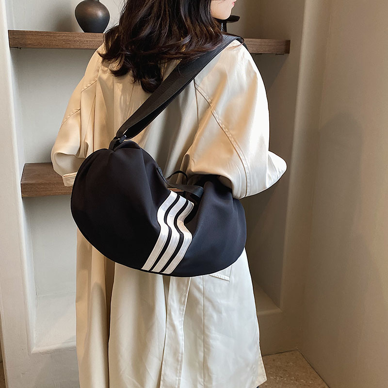 2024年新款大容量韩版时尚饺子包运动风百搭手提斜挎包瑜伽旅行包