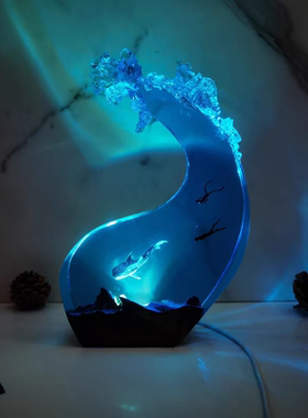 手工制作海底世界海浪造型鲸鲨潜水员树脂实木小夜灯氛围灯摆件