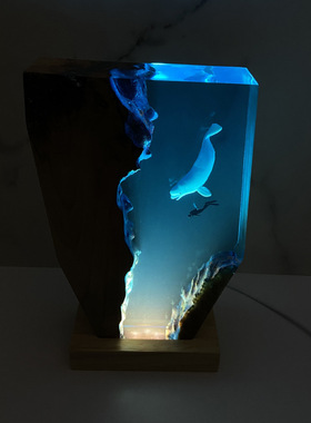 海底世界景观溶洞孤单的潜水员和白鲸鱼共舞小夜灯床头氛围灯摆件