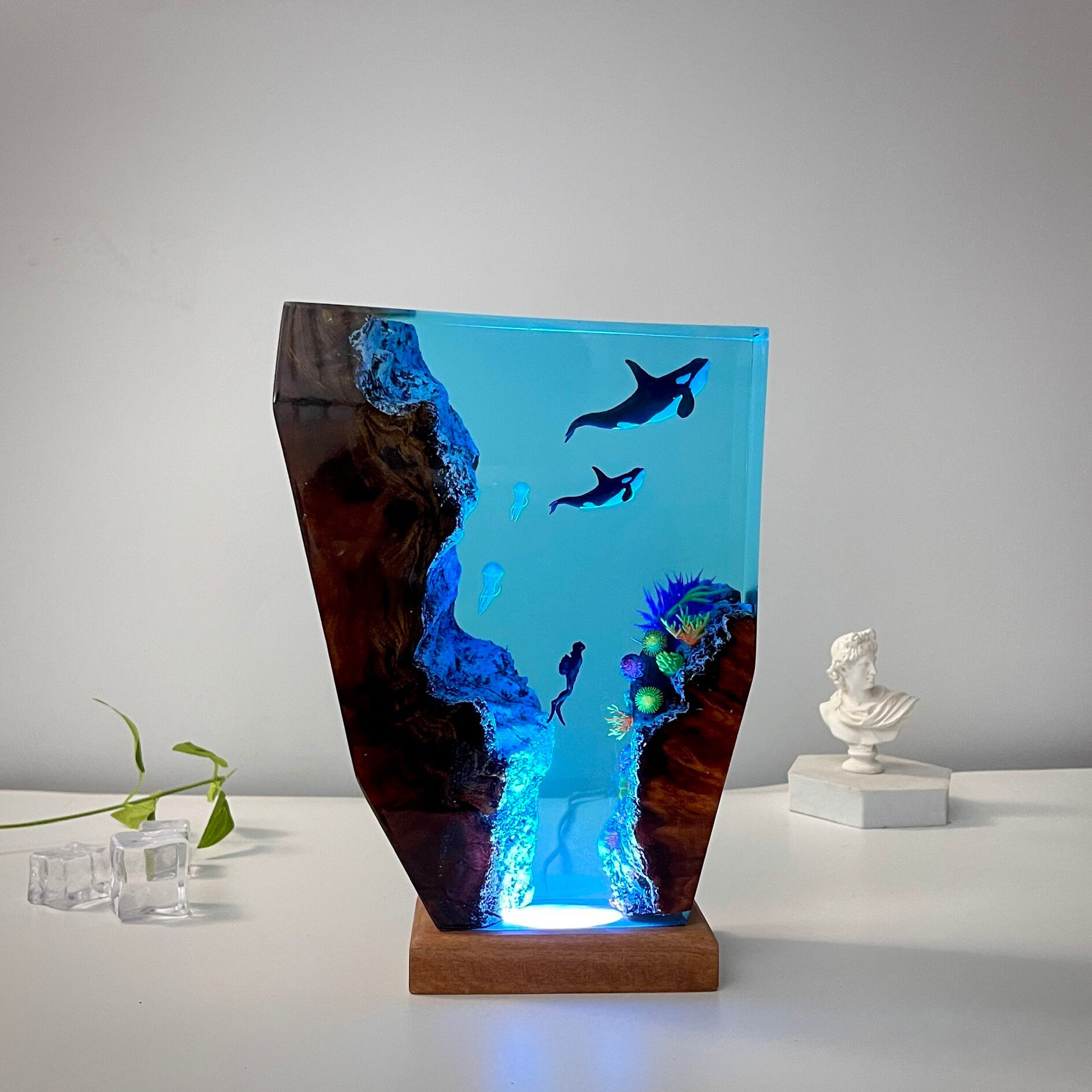 海底世界景观溶洞虎鲸宝宝妈妈潜水员水母珊瑚礁小夜灯床头灯摆件
