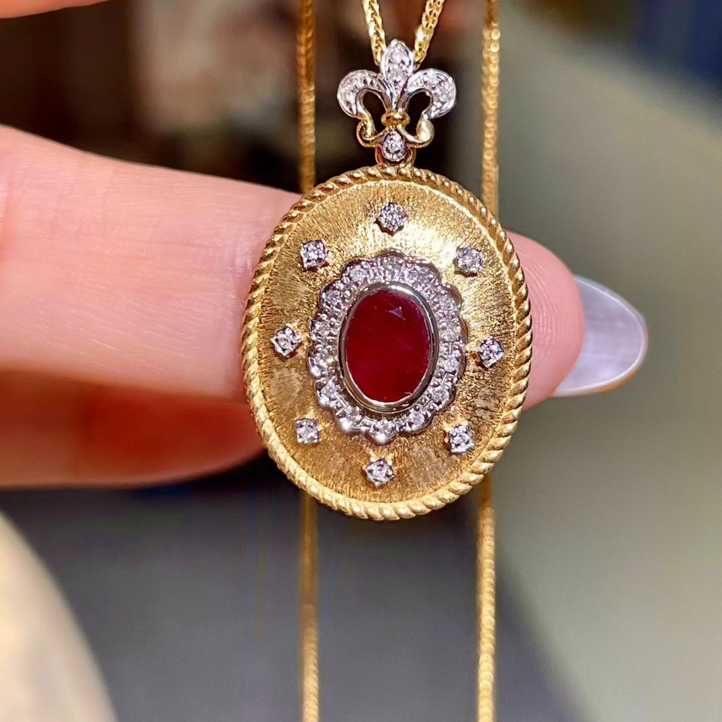 岚心珠宝18K黄金0.97ct鸽子血色红宝石钻石吊坠 不契拉提风格设计