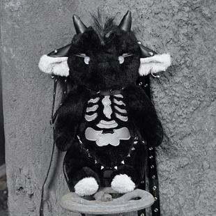 血液供给原创 朋克摇滚双肩手提斜挎玩偶包圣诞节 撒旦地狱小羊