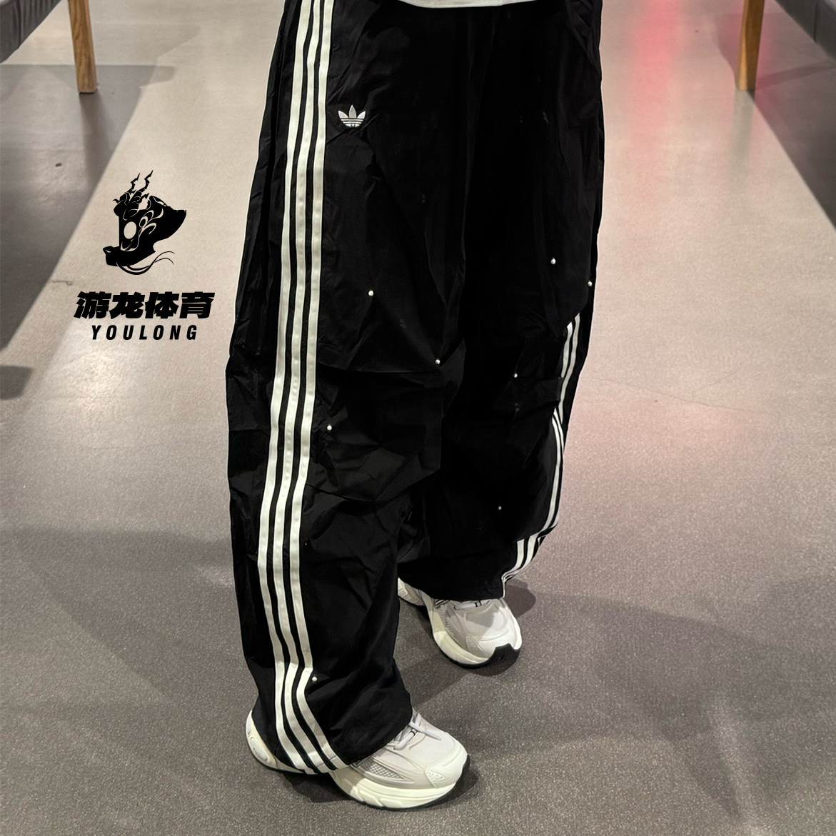 阿迪达斯adidas三叶草26年春季女宽松阔腿运动休闲梭织长裤KS2865