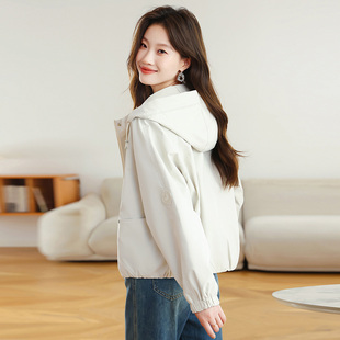 米白色短款外套女小个子2026春秋季新款宽松休闲减龄好看风衣连帽