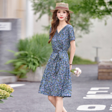 中年妈妈装碎花连衣裙女2025夏季新款高级感收腰v领洋气中款裙子