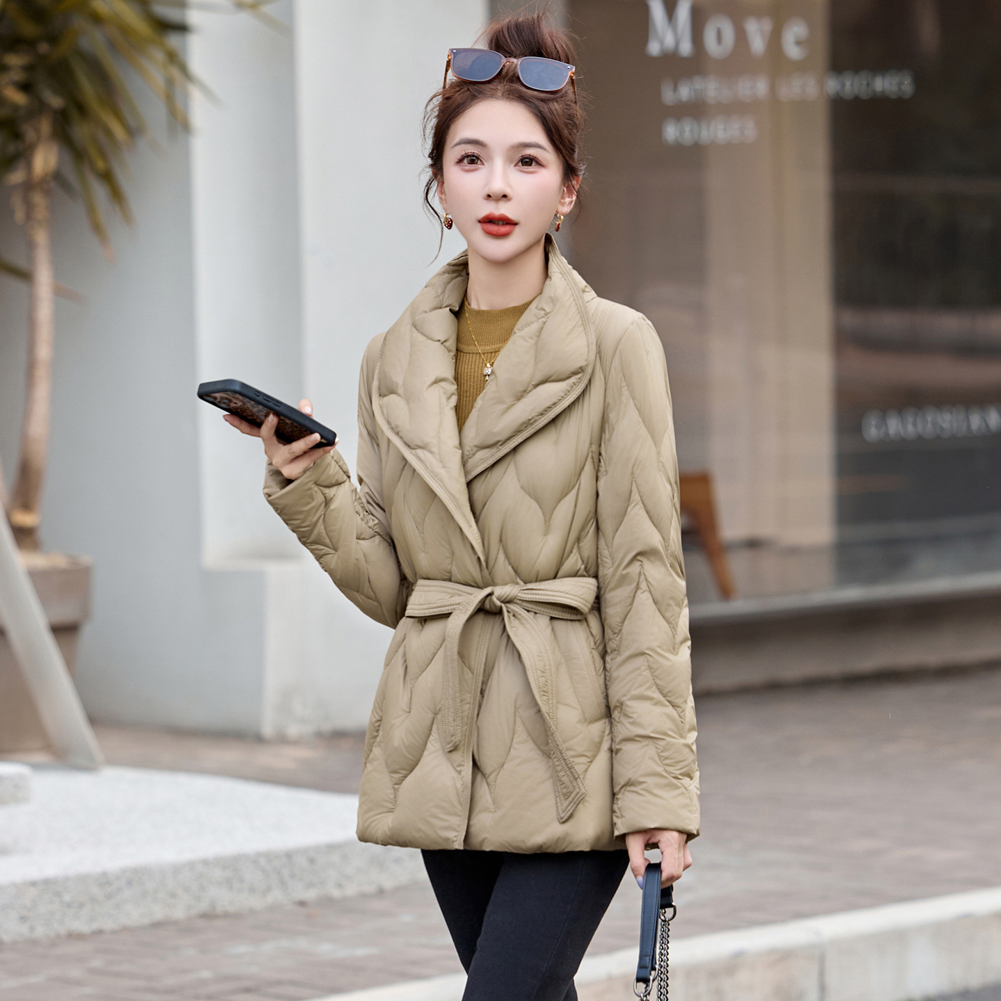 显瘦轻薄中长白鸭绒外套女