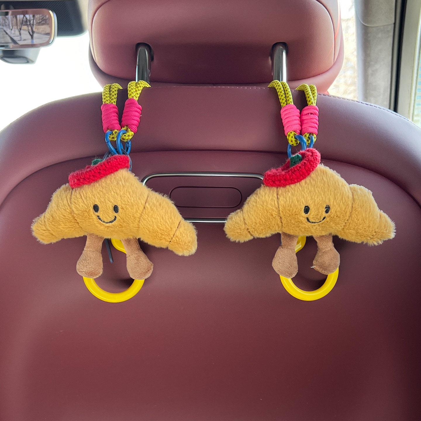 可爱牛角包汽车挂钩创意车载挂钩车前排黏贴式收纳挂钩手套箱挂钩,汽车用品/电子/清洗/改装,车用挂钩,淘宝优惠券,粉丝福利购,淘宝优惠卷