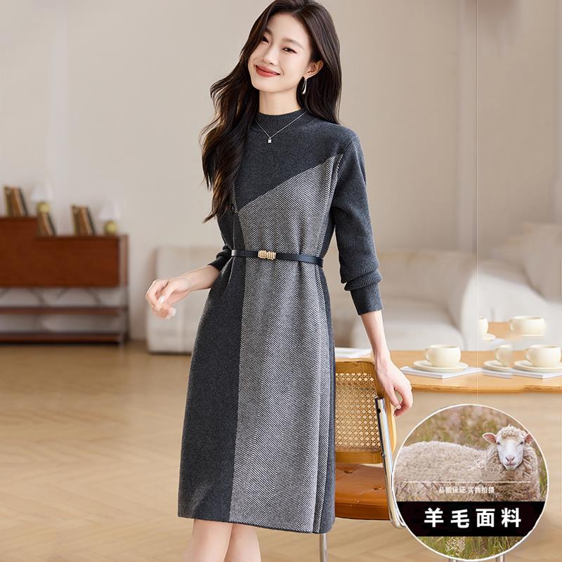 毛衣裙女秋冬2025年新款高级感羊毛针织连衣裙加厚拼色配大衣冬裙