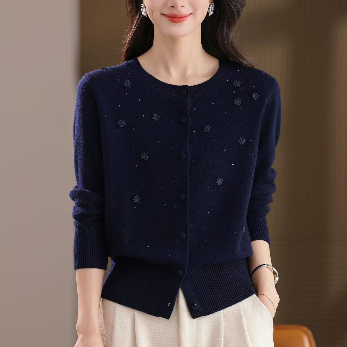 100纯羊毛衫女秋冬新款绣花圆领针织开衫宽松显瘦妈妈装毛衣外套