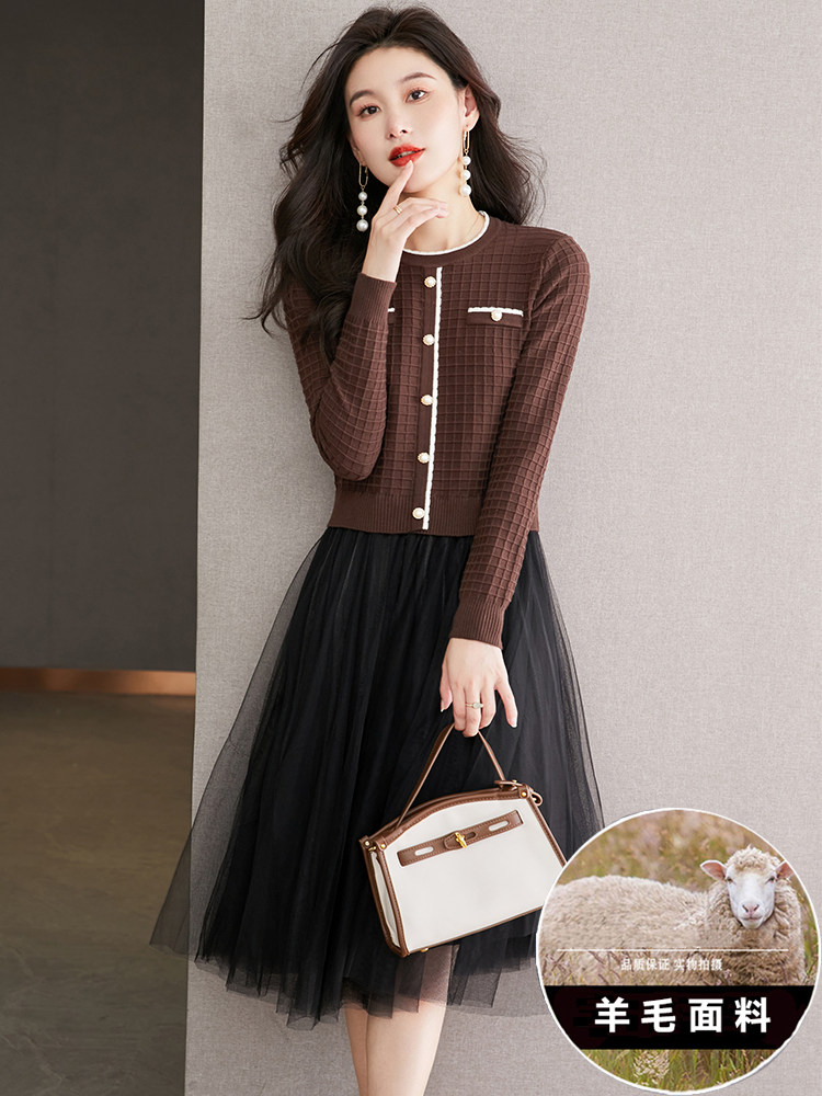 秋季连衣裙2023年新款洋气减龄羊毛针织打底裙网纱拼接显瘦毛衣裙