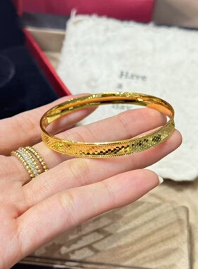 高级感沙金碎冰冰龙鳞手镯闭口设计感仿真金黄金色雕花复古款镯子