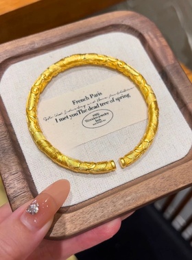 高级感沙金女篆刻牡丹花开口手镯设计感仿真金黄金色雕花复古款