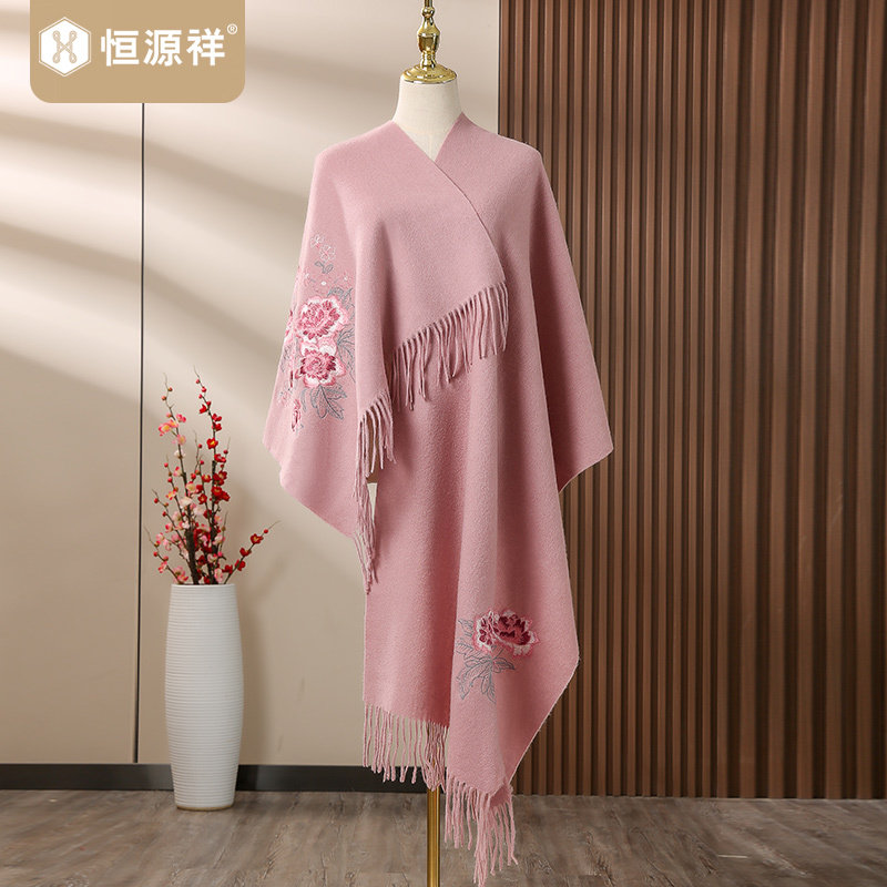 恒源祥披肩围巾长款两用秋冬米色刺绣加厚保暖绣花妈妈羊毛大披风