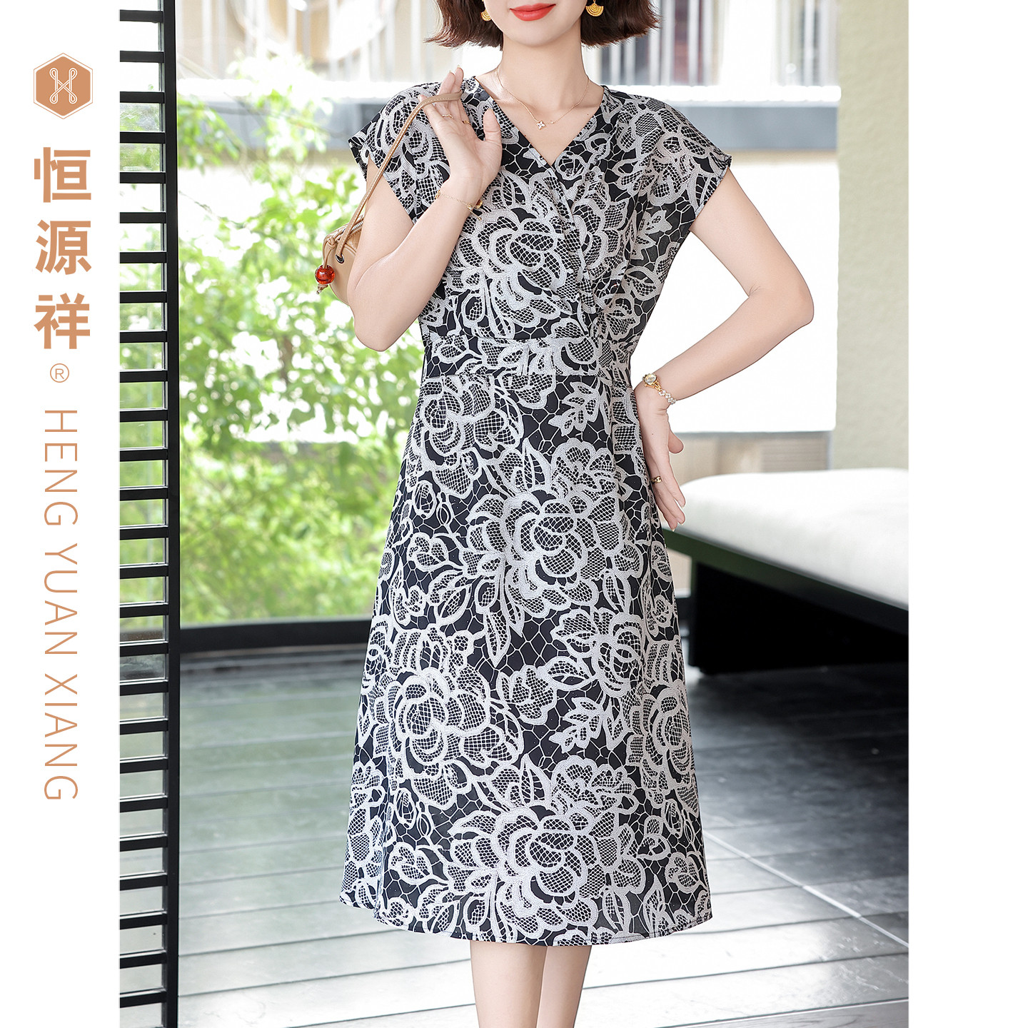 恒源祥妈妈连衣裙女夏装时尚V领收腰显瘦减龄优雅裙子直筒型印花