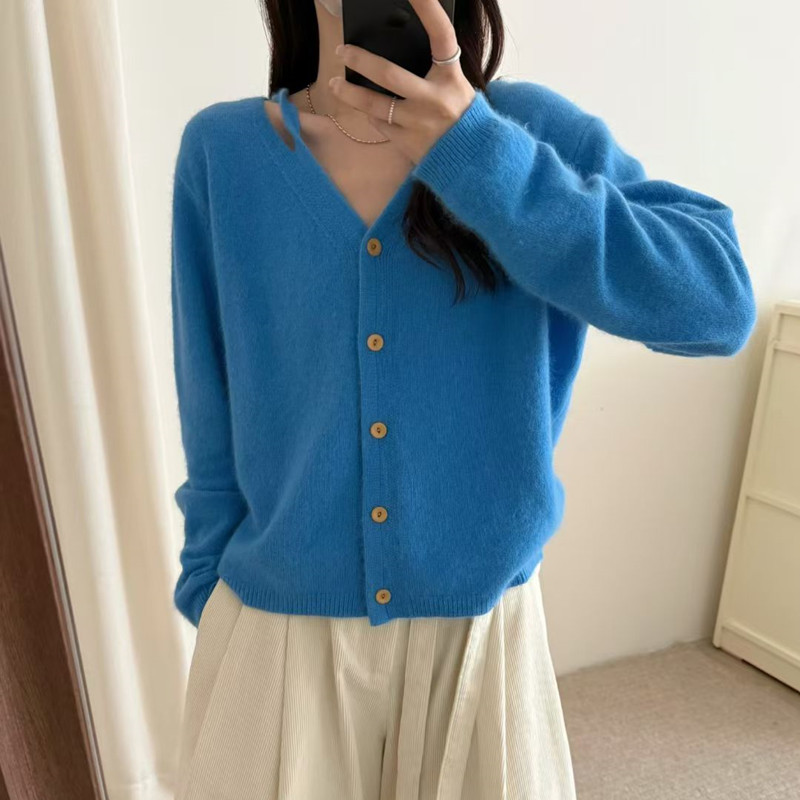 韩系设计感漏肩V领浣熊毛针织开衫女2025秋季宽松显瘦小个子毛衣