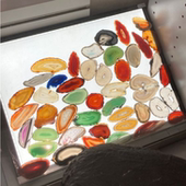 幼儿园瑞吉欧发光桌投影自然物材料彩色透明原石片艺术区儿童玩具