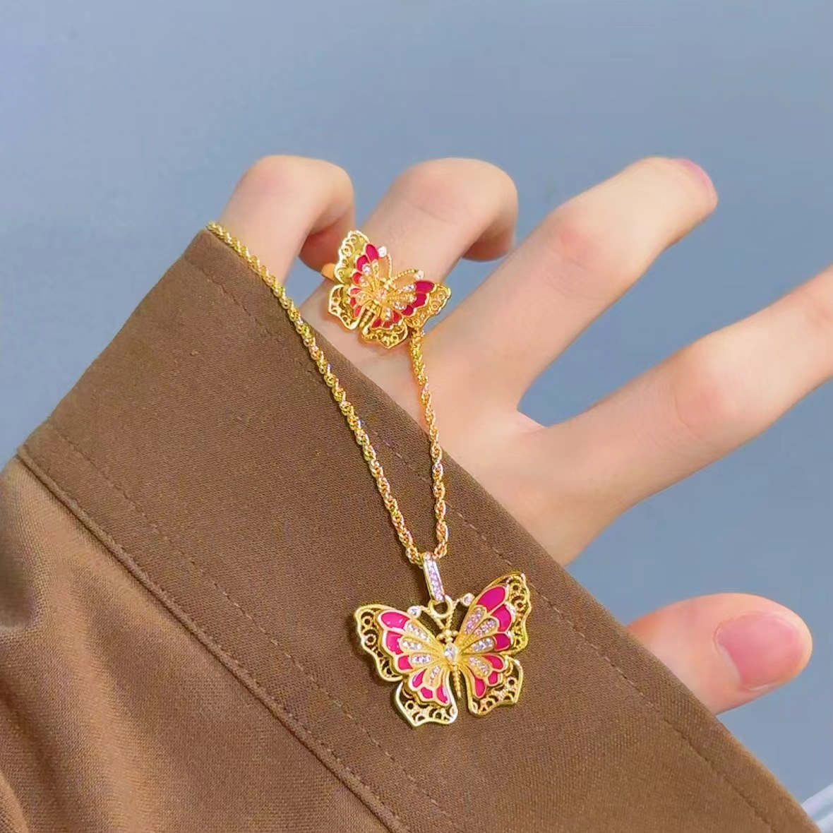 迷雾仙镜蝴蝶吊坠黄金色花丝烤蓝珐琅彩莫桑石点钻蝴蝶戒指项链