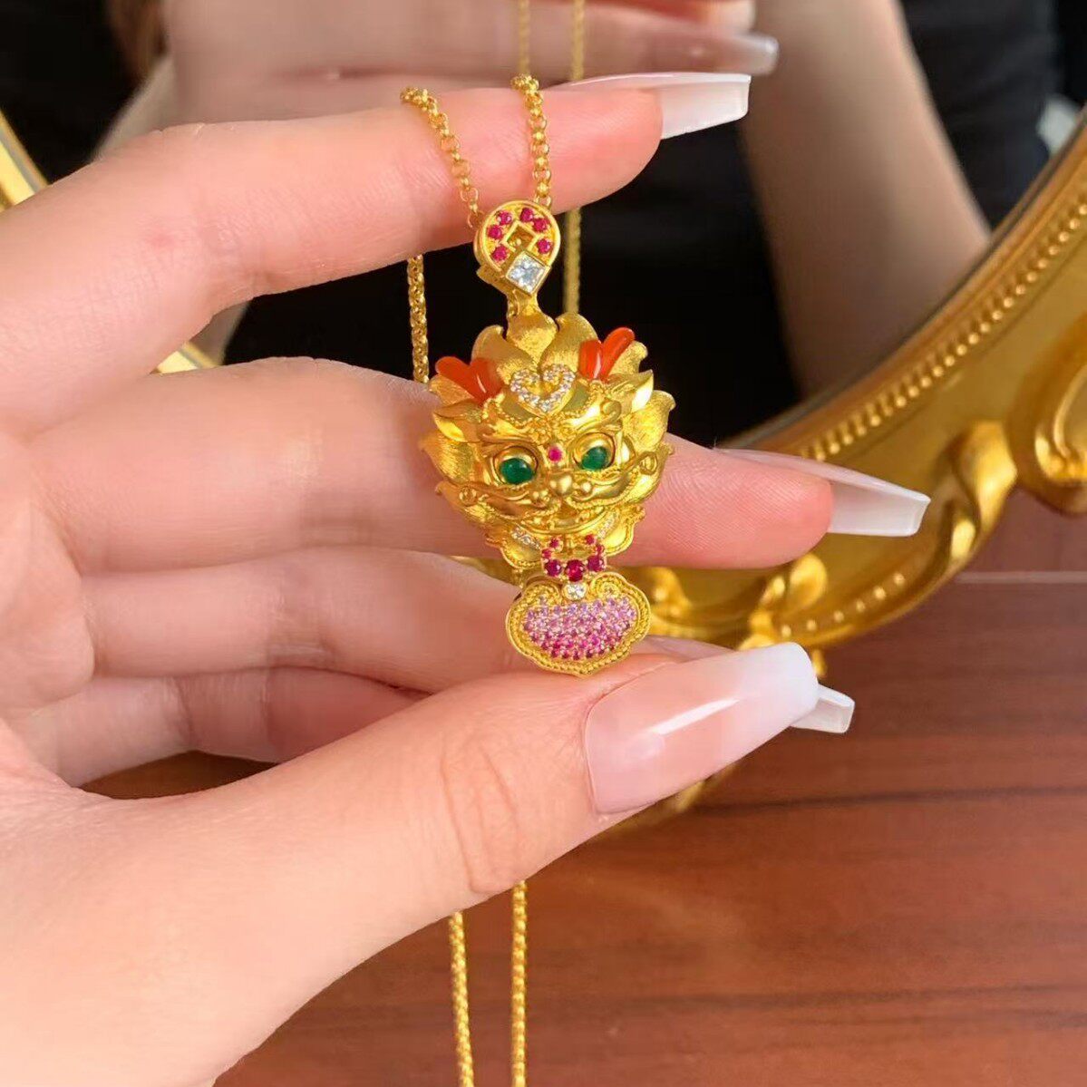 女款沙金小麒麟祥瑞红色吊坠黄金色点钻挂坠时尚轻奢呆萌锁骨项链