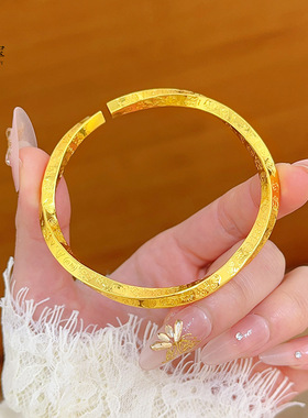 女款沙金錾刻四方吉言手镯子黄金色亮面扭花实心大吉大利开口手环