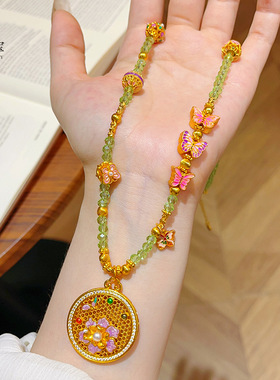 2025款黄金色沙金螺钿花窗蝶影圆牌吊坠女项链绿色尖晶石蝴蝶挂坠