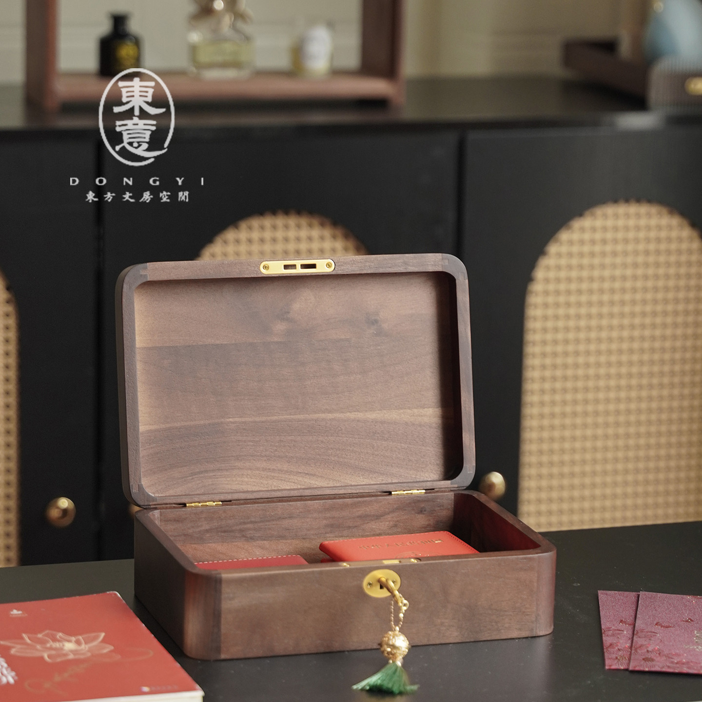 高档精致防潮带锁木质大号图片
