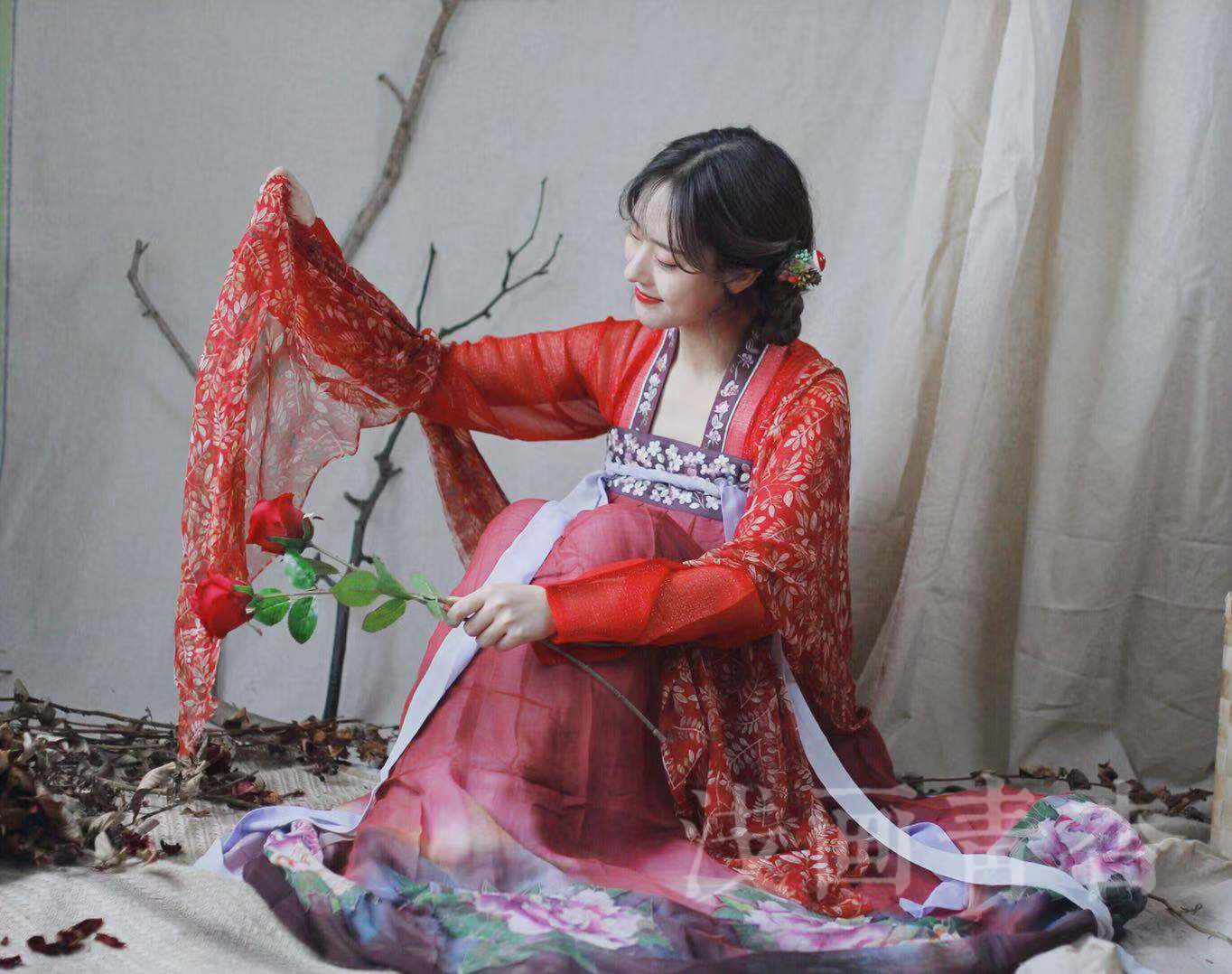 【榴花不似舞裙红】真丝手绣手绘汉服定制/加工