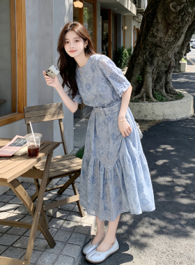 蓝色独特漂亮连衣裙女2026新款夏季气质温柔风减龄收腰显瘦碎花裙