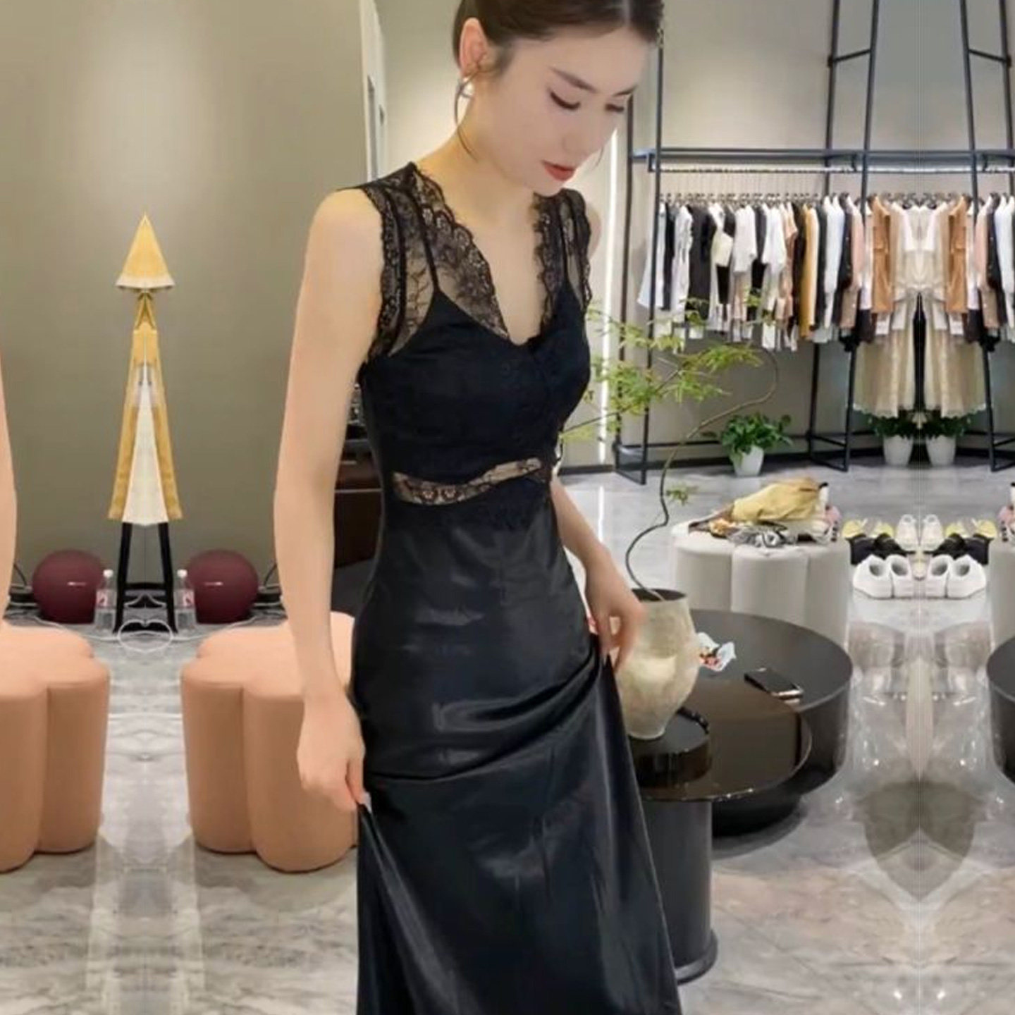 法式名媛性感蕾丝吊带连衣裙女2026夏季新款千金气质显瘦中长裙子