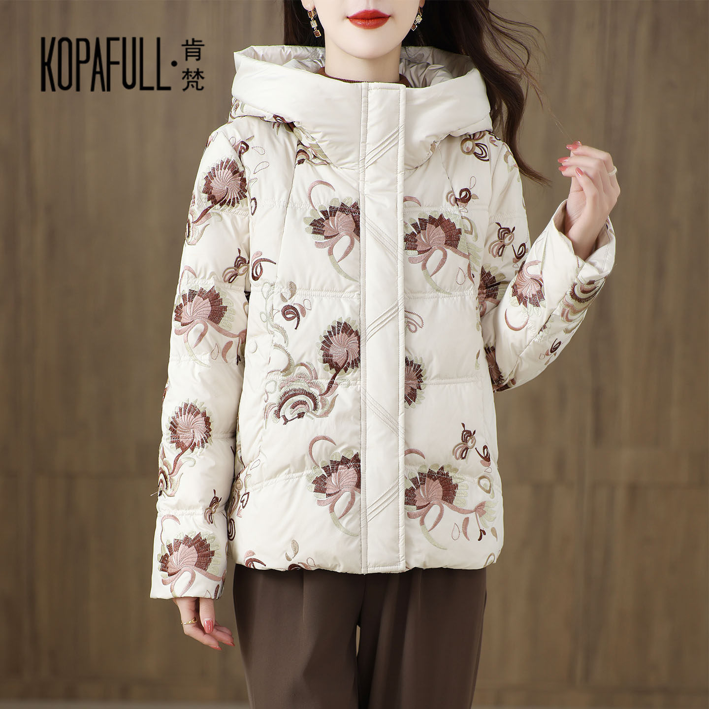 刺绣90鹅绒妈妈装羽绒服女短款