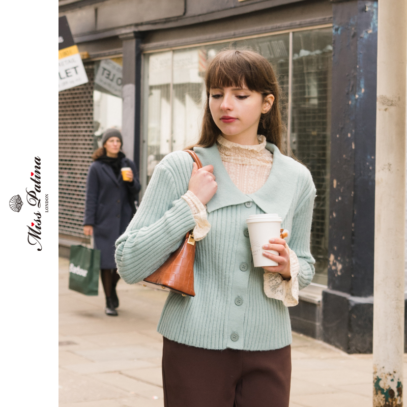 学院风娃娃领毛衣+蕾丝打底衫